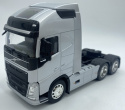 VOLVO FH 500 3 osiowy ciągnik siodłowy model WELLY metal 1:32 srebrny