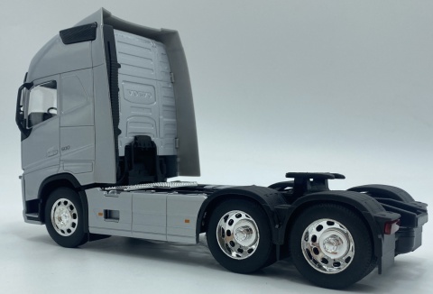 VOLVO FH 500 3 osiowy ciągnik siodłowy model WELLY metal 1:32 srebrny VOLVO FH 500 3 osiowy ciągnik siodłowy model WELLY metal 1:32 srebrny