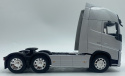 VOLVO FH 500 3 osiowy ciągnik siodłowy model WELLY metal 1:32 srebrny