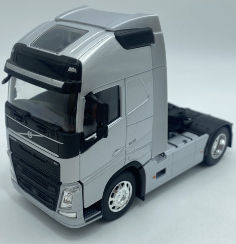 VOLVO FH 500 ciągnik model WELLY metal 1:32 32690S srebrny VOLVO FH 500 ciągnik model WELLY metal 1:32 32690S srebrny