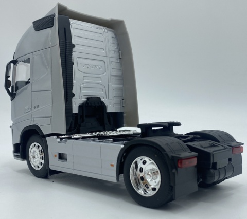 VOLVO FH 500 ciągnik model WELLY metal 1:32 32690S srebrny VOLVO FH 500 ciągnik model WELLY metal 1:32 32690S srebrny
