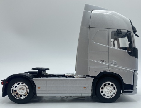 VOLVO FH 500 ciągnik model WELLY metal 1:32 32690S srebrny VOLVO FH 500 ciągnik model WELLY metal 1:32 32690S srebrny