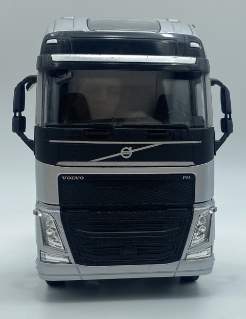 VOLVO FH 500 ciągnik model WELLY metal 1:32 32690S srebrny VOLVO FH 500 ciągnik model WELLY metal 1:32 32690S srebrny