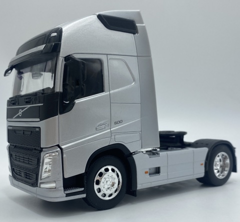 VOLVO FH 500 ciągnik model WELLY metal 1:32 32690S srebrny VOLVO FH 500 ciągnik model WELLY metal 1:32 32690S srebrny