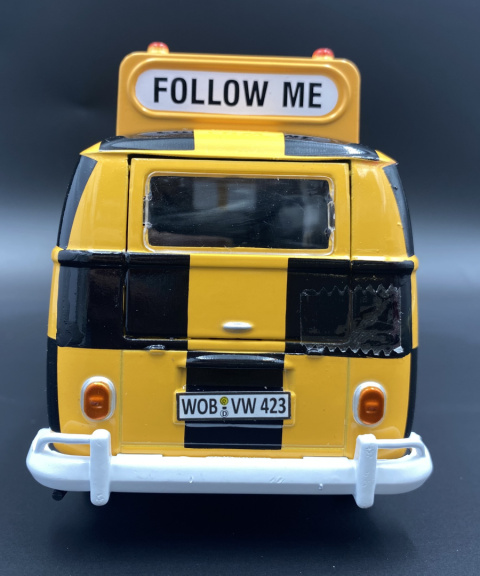 VW Type 2 (T1) Airport Runway Follow Me model 1:24 Motormax 79572 VW Type 2 (T1) Airport Runway Follow Me model 1:24 Motormax 79572