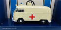 Volkswagen Type 2 T1 Ambulance karetka pogotowia model 1:24 Motormax 79565