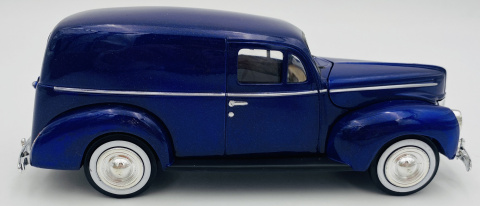Ford Sedan Delivery 1940 1:24 Motormax 73250 granatowy Ford Sedan Delivery 1940 1:24 Motormax 73250 granatowy
