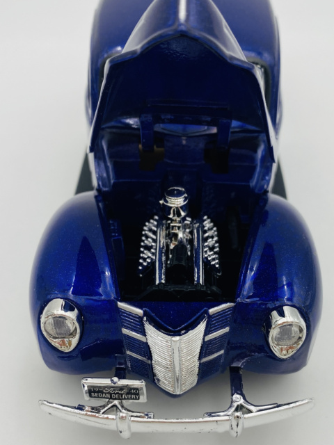 Ford Sedan Delivery 1940 1:24 Motormax 73250 granatowy Ford Sedan Delivery 1940 1:24 Motormax 73250 granatowy