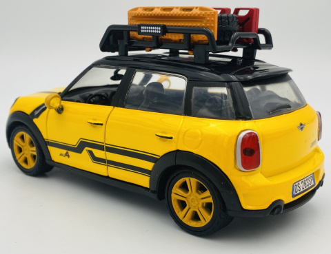 MINI Cooper S Countryman z bagażkiem dachowym model 1:24 Motormax 79752 MINI Cooper S Countryman z bagażkiem dachowym model 1:24 Motormax 79752