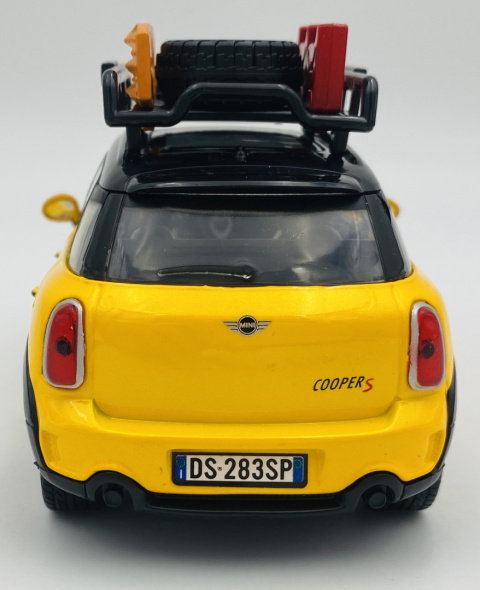 MINI Cooper S Countryman z bagażkiem dachowym model 1:24 Motormax 79752 MINI Cooper S Countryman z bagażkiem dachowym model 1:24 Motormax 79752