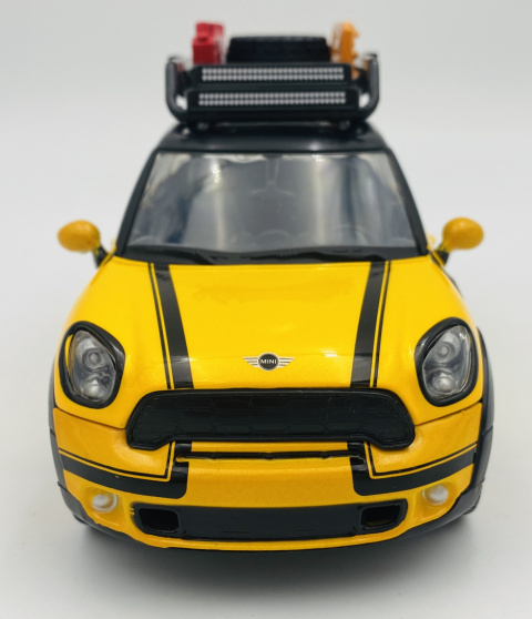 MINI Cooper S Countryman z bagażkiem dachowym model 1:24 Motormax 79752 MINI Cooper S Countryman z bagażkiem dachowym model 1:24 Motormax 79752