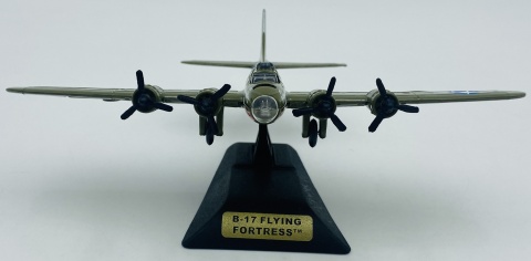 Samolot Boeing B-17 Flying Fortress model podstawka METAL Motormax zielony Samolot Boeing B-17 Flying Fortress model podstawka METAL Motormax zielony