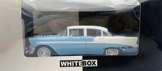 CHEVROLET Bel Air Sedan 1956 model 1/24 WhiteBox 124248 niebieski
