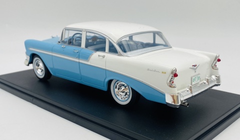CHEVROLET Bel Air Sedan 1956 model 1/24 WhiteBox 124248 niebieski