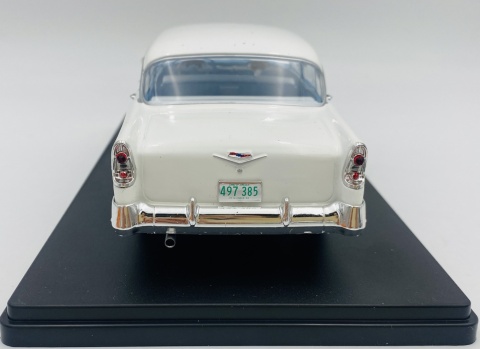 CHEVROLET Bel Air Sedan 1956 model 1/24 WhiteBox 124248 niebieski