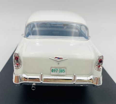 CHEVROLET Bel Air Sedan 1956 model 1/24 WhiteBox 124248 niebieski