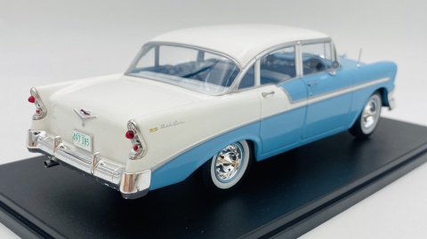 CHEVROLET Bel Air Sedan 1956 model 1/24 WhiteBox 124248 niebieski