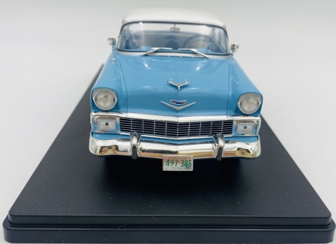 CHEVROLET Bel Air Sedan 1956 model 1/24 WhiteBox 124248 niebieski