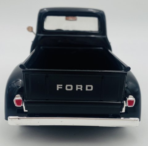 Ford F-100 Pickup 1956 1:24 Motormax 73235 czarny Ford F-100 Pickup 1956 1:24 Motormax 73235 czarny