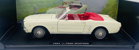 Ford Mustang 1/2 1964 cabrio Bond Goldfinger model 1:18 Motormax 79833