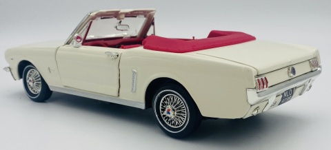 Ford Mustang 1/2 1964 cabrio Bond Goldfinger model 1:18 Motormax 79833