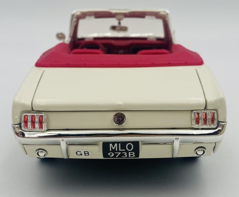 Ford Mustang 1/2 1964 cabrio Bond Goldfinger model 1:18 Motormax 79833