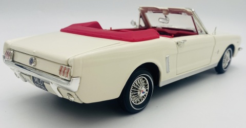 Ford Mustang 1/2 1964 cabrio Bond Goldfinger model 1:18 Motormax 79833