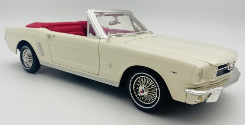 Ford Mustang 1/2 1964 cabrio Bond Goldfinger model 1:18 Motormax 79833