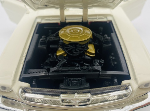 Ford Mustang 1/2 1964 cabrio Bond Goldfinger model 1:18 Motormax 79833