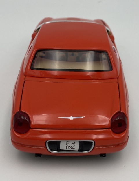 Ford THUNDERBIRD rok 2002 1:24 Motormax 79853 red JAMES BOND