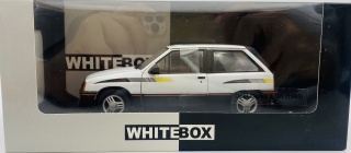 Opel Corsa A SR 1985 model METAL 124239 WhiteBox 1:24 biały