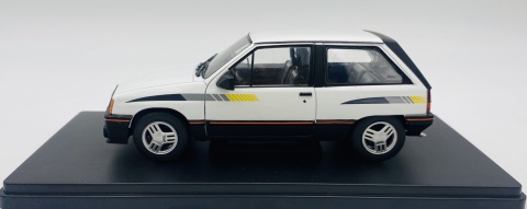 Opel Corsa A SR 1985 model METAL 124239 WhiteBox 1:24 biały
