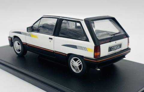 Opel Corsa A SR 1985 model METAL 124239 WhiteBox 1:24 biały