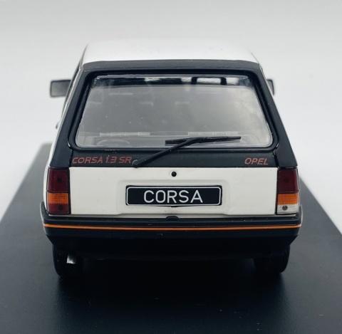 Opel Corsa A SR 1985 model METAL 124239 WhiteBox 1:24 biały