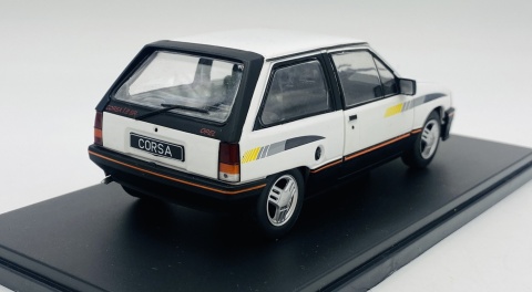 Opel Corsa A SR 1985 model METAL 124239 WhiteBox 1:24 biały