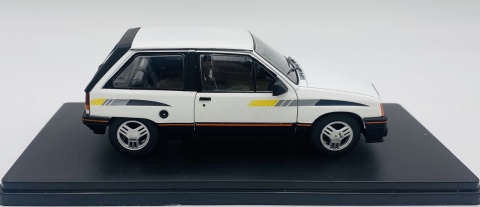 Opel Corsa A SR 1985 model METAL 124239 WhiteBox 1:24 biały