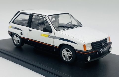 Opel Corsa A SR 1985 model METAL 124239 WhiteBox 1:24 biały
