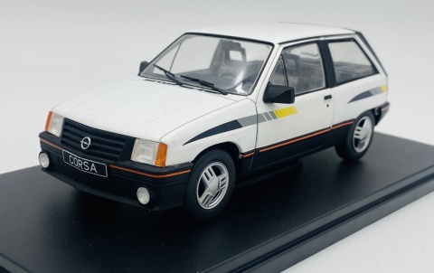 Opel Corsa A SR 1985 model METAL 124239 WhiteBox 1:24 biały