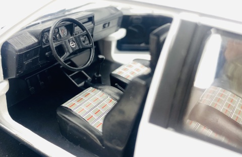 Opel Corsa A SR 1985 model METAL 124239 WhiteBox 1:24 biały