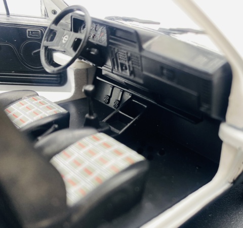 Opel Corsa A SR 1985 model METAL 124239 WhiteBox 1:24 biały