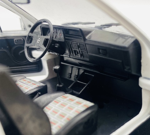 Opel Corsa A SR 1985 model METAL 124239 WhiteBox 1:24 biały