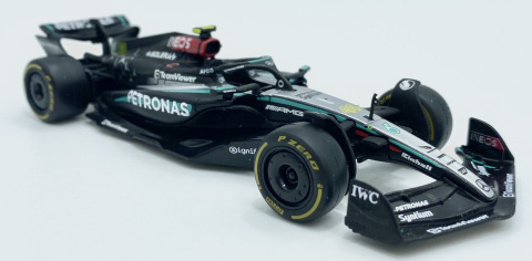 Zestaw Mercedes AMG F1 W15 '24 Russell Hamilton do zawieszenia Bburago 1:24 Zestaw Mercedes AMG F1 W15 '24 Russell Hamilton do zawieszenia Bburago 1:24