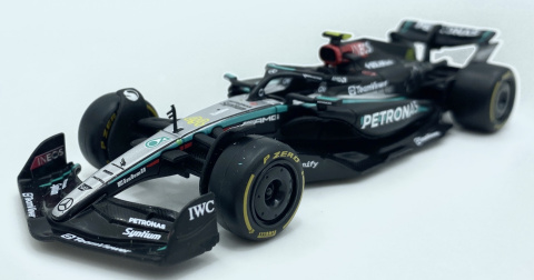 Zestaw Mercedes AMG F1 W15 '24 Russell Hamilton do zawieszenia Bburago 1:24 Zestaw Mercedes AMG F1 W15 '24 Russell Hamilton do zawieszenia Bburago 1:24