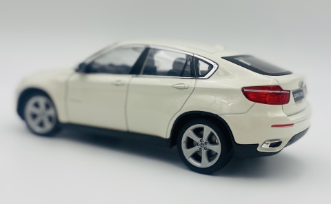 BMW X6 5.0 xDrive E71 model 24004 Welly 1:24 biały