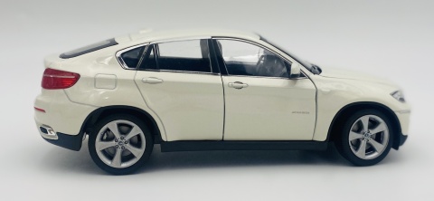 BMW X6 5.0 xDrive E71 model 24004 Welly 1:24 biały