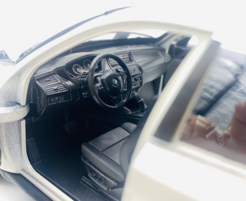 BMW X6 5.0 xDrive E71 model 24004 Welly 1:24 biały