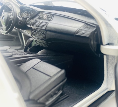 BMW X6 5.0 xDrive E71 model 24004 Welly 1:24 biały