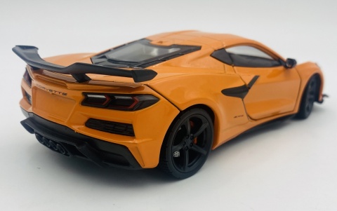 Chevrolet CORVETTE 2023 model 24120 Welly 1:24 pomarańczowy