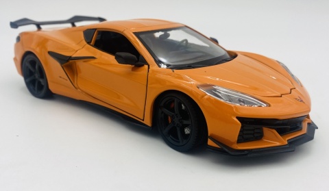Chevrolet CORVETTE 2023 model 24120 Welly 1:24 pomarańczowy