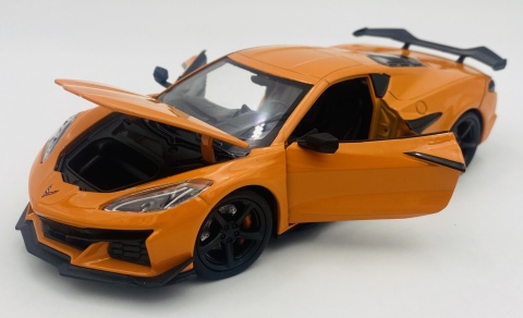 Chevrolet CORVETTE 2023 model 24120 Welly 1:24 pomarańczowy